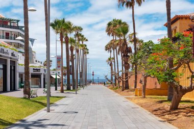 Las Americas, Tenerife, Kanarya Adaları, İspanya - 3 Haziran 2020: Paseo Orinoco, tatil beldesini sahil ve plajlara bağlayan boş bir yol, popüler bir dükkan geçidi ve Avrupa Villa Cortes oteli boyunca