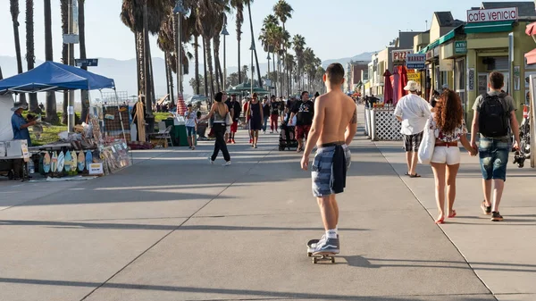 Venice Beach Los Angeles California September 2017 Jongeman Een Skateboard — Stockfoto