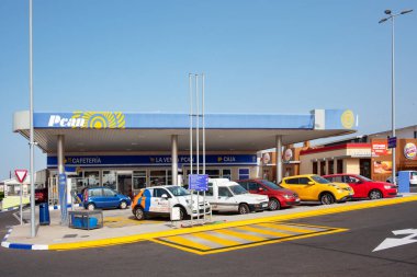 Pcan benzin istasyonu, Las Chafiras, Tenerife, Kanarya Adaları, İspanya - 20 Temmuz 2020: Petrolifera Canaria SA tarafından kuruldu, takımadaların neredeyse tamamını kapsayan en az 15 servis istasyonu bulunmaktadır.
