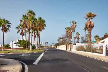 San Blas 'tan geçen boş yol, sakin yerleşim yerleri palmiye ağaçları ve Golf del Sur' u Los Abrigos, Tenerife, Kanarya Adaları 'na bağlayan küçük ve büyüleyici caddeleri olan tatil beldesi.