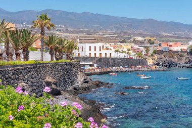 Puerto de Alcala, Tenerife, Kanarya Adaları, İspanya - 21 Haziran 2020: Katı tecrit sona erdikten sonra sıcak bir yaz günü Alcala 'daki küçük bir limanda güneşlenen ve yüzen pek çok vatandaş