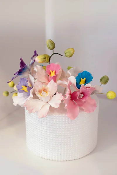 Élégante Décoration Florale Pour Gâteau Mariage Recouvert Glaçage Royal Perles — Photo