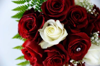 Düğün günü için saf beyaz ve kırmızı güller, Sevgililer Günü ya da yıldönümü, konsept ya da gelin ya da nedimelerin buketleri için çiçek aranjmanı ya da çiçekçi ilhamı.