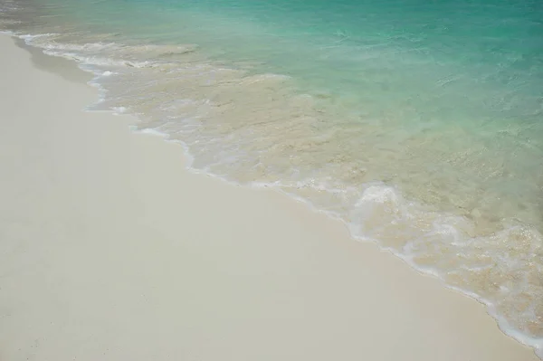 Praia Areia Branca Imaculada Mar Azul Turquesa Claro Uma Ilha — Fotografia de Stock
