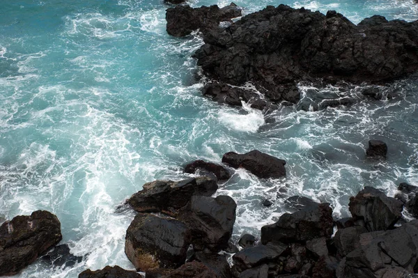 Moody Sfeer Met Schuimende Golven Crashen Zwarte Vulkanische Rotsen Puerto — Stockfoto