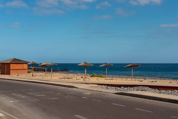 Väg Med Gamla Fotgängare Korsning Mot Gyllene Konstgjord Sandstrand Nära — Stockfoto