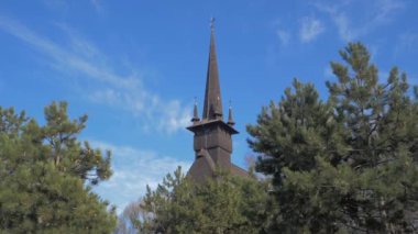 Büyük Şehit Mina Kilisesi, Constanta, Romanya - 25 Ocak 2019: etkileyici kule 43 metre yüksekliğinde, Maramures bölgesinin geleneksel tarzında inşa edilmiş ahşap siyah kilisenin yüksekliği