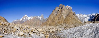 K2 zirvesine yakın Trango kuleleri 