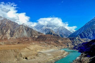 Kış sezonu boyunca Karakoram dağları arasındaki nehir İndus 