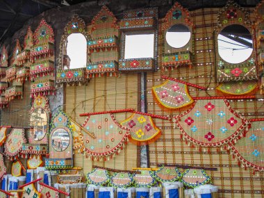 Yol kenarında kullanışlı zanaat dükkanı 