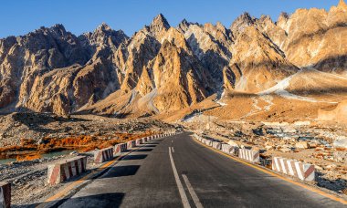Pakistan Karakoram otoyolundan passu Katedrali konileri ve buzulların bir görünümü