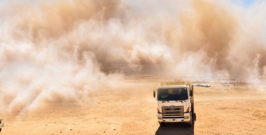 İnşaat bölgesinde patlayıcılı patlama sonrası toz bulutları 