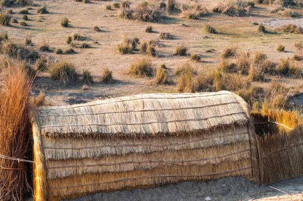 干旱地区稻草小屋的景观 — 图库照片