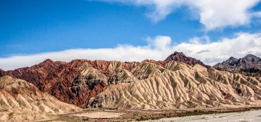 T o Karakol gölü, Çin yakınlarındaki Karakoram karayolu yanında yıpranmış kayalık dağlar 