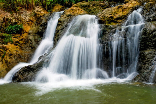 вид на водный поток водопада, провинция Сват
