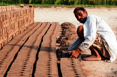 fakir adam tuğla açık havada, Pakistan yapma