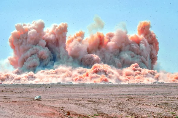 Staubwolken Nach Sprengstoffsprengung Auf Baustelle — Stockfoto