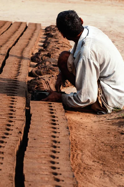 Pobre Hombre Haciendo Ladrillos Aire Libre Pakistán — Foto de Stock