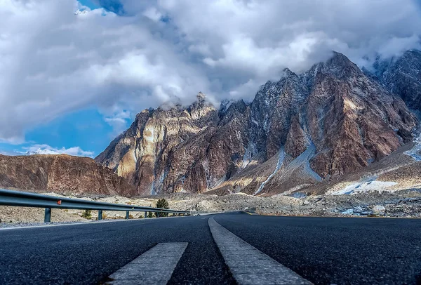 Autostrady Majestatycznych Gór Mgła Pokryte Szczyty — Zdjęcie stockowe