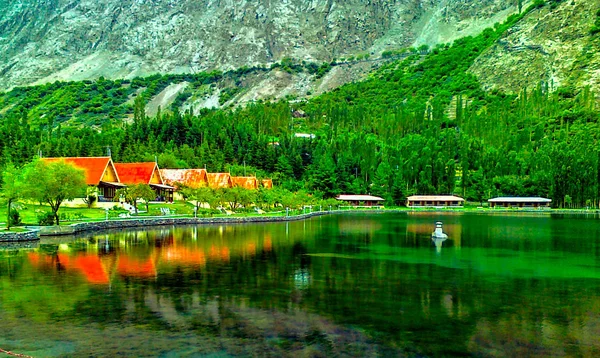 Vista Lago Kachora Com Casas Costa Montanhas Fundo — Fotografia de Stock