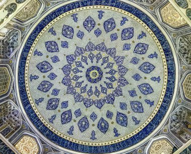 Caminin kubbesi içinde mozaik sanat 