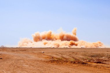 Şantiyede fünye patlamasından sonra toz fırtınası ve kaya parçacıkları 