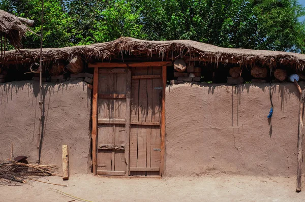 Lençol Metálico E Coberturas Ocas Casas-escuras Numa área Pobre Da Favela  Em Manila Foto de Stock - Imagem de linha, miséria: 183821898