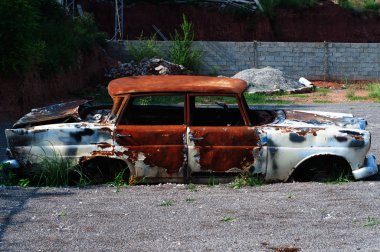 Afganistan'daki bombalı patlamada eski rustik araç hasar gördü 