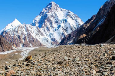 Ana kamp Konkordiya Zirvesi K2 zirvesi yakınlarındaki Baltoro buzullarında. 