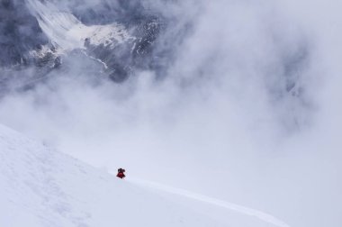 Karakorum dağlarında Baltoro buzulunda kar fırtınası
