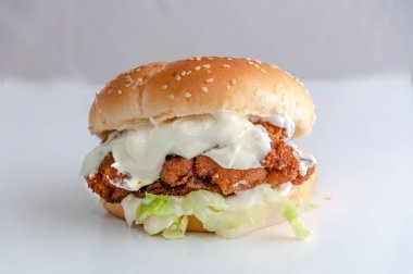 Beyaz arka planda sebze burger. 