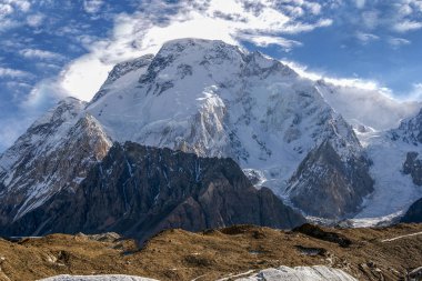 Güzel, karlı, karlı Broad Peak manzarası.