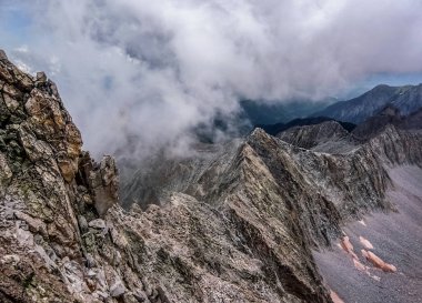 K2 dağının arkasındaki tepelerin etrafındaki bulutlar 
