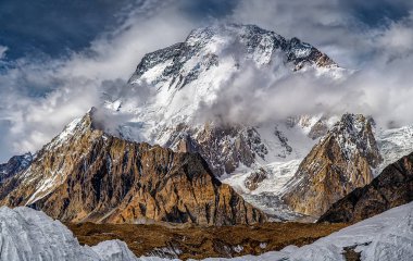 Geniş zirve 8.051 metre, yeryüzünün 12. en yüksek zirvesi.