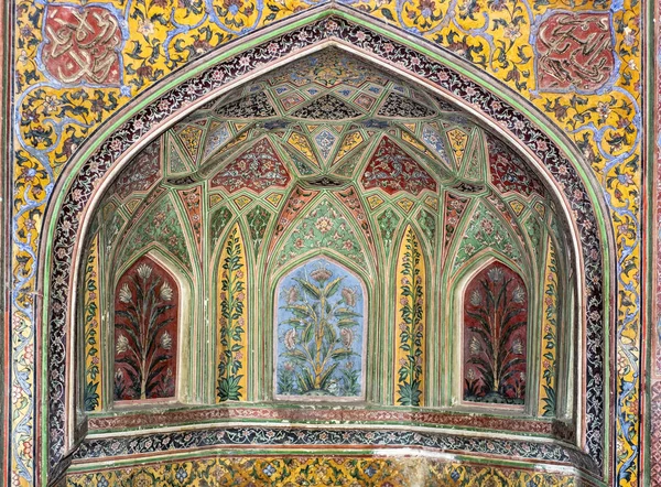 具有历史意义的Wazir Khan清真寺的几何内部 — 图库照片
