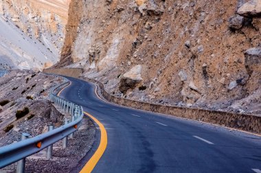 Pakistan 'ın kuzey bölgelerindeki Büyük Karakoram Karayolu.