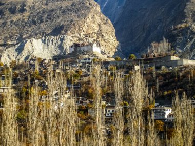 Kış boyunca Karakoram dağlarının yüksek rakımlı köyünde güzel bir köy.