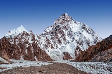Karakoram dağ zirvesi ve buzulu 