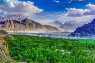 Hunza vadisindeki İndus nehrinin büyüleyici manzarası. 