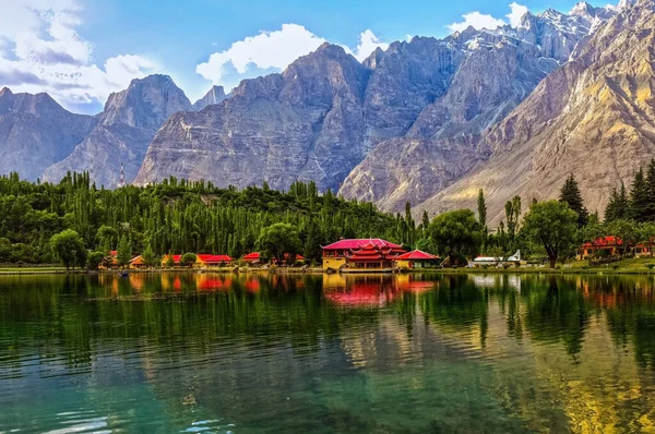 Reflet Dans Lac Kachora Inférieur Dans Chaîne Montagnes Karakoram — Photo