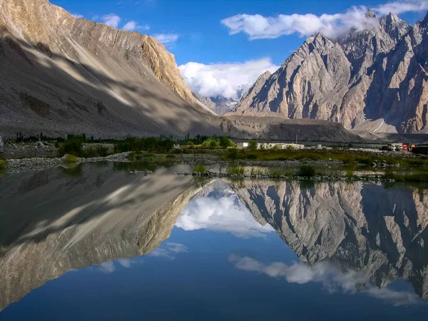 Hermoso Reflejo Lago Cerca Aldea Passu Pakistán — Foto de Stock
