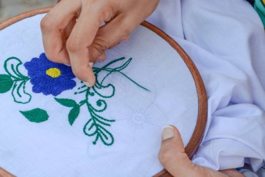 İğneyle çalışan eller 