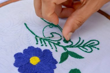 Kadın iğneyle çalışıyor. 