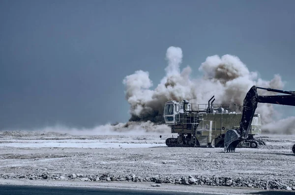 Nuages Poussière Près Machine Après Explosion Détonateur Dans Désert Arabe — Photo