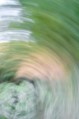 Ağaçların çok renkli soyut arkaplanı