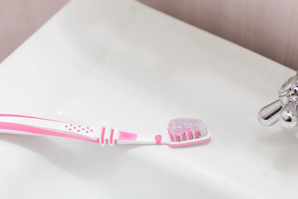 Pink Toothbrush Toothpaste Lying Washbasin Small Depth Field — Stock Photo, Image