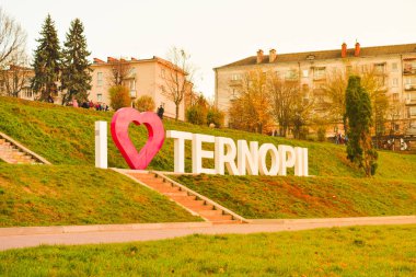 Ternopil, Ukrayna - 11 Ağustos 2017: Ben aşk Ternopil Ternopil göle dolgu üzerinde 30 Ekim 2018 set metal harf yazıt