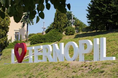 Ternopil, Ukrayna - 11 Ağustos 2017: Ben aşk Ternopil Ternopil göle dolgu üzerinde 01 Ağustos 2017 set metal harf yazıt