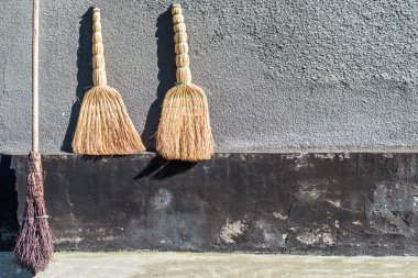 Temizlik için örnekleyici süpürgeler ve fabrika iki gri bir duvar arka planı süpürgeler