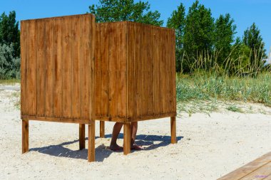 Soyunma odası ile ahşap kurullarında kum plaj